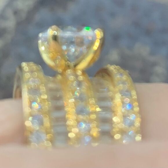 Beautiful size 7 ring with large center stone and rounds a baguettes beside - Picture 5 of 5